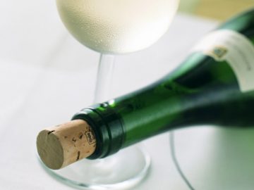 Как можно открыть вино без штопора