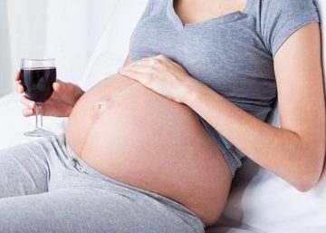 Можно ли бокал красного вина беременной женщине?